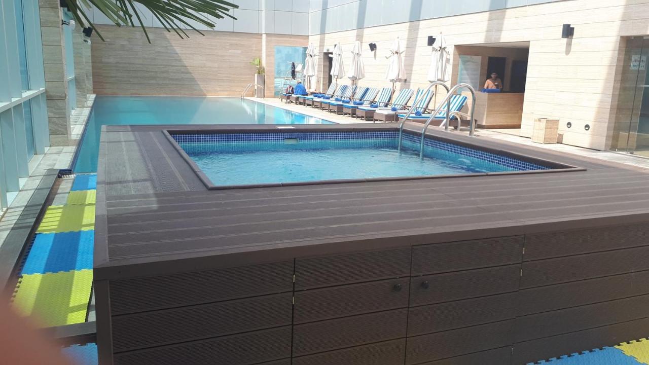 فندق رويال إم مول الفجيرة المظهر الخارجي الصورة The swimming pool at the hotel